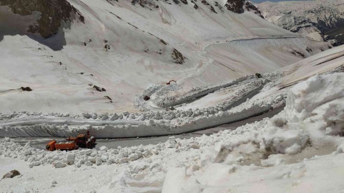 Van-bahçesaray Yolu Ulaşıma Açıldı