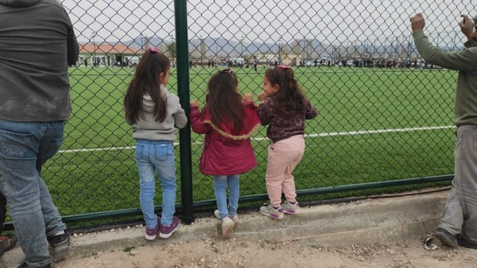Amatör Lig Maçını Kamyon Ve Römorkların Üzerinden İzlediler