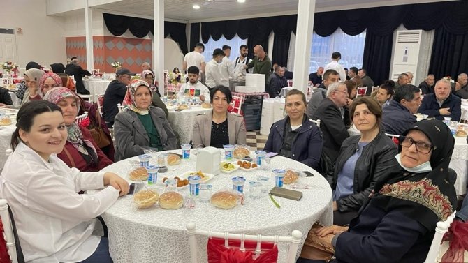 İ̇ftar Yemeğinde Bir Araya Geldiler