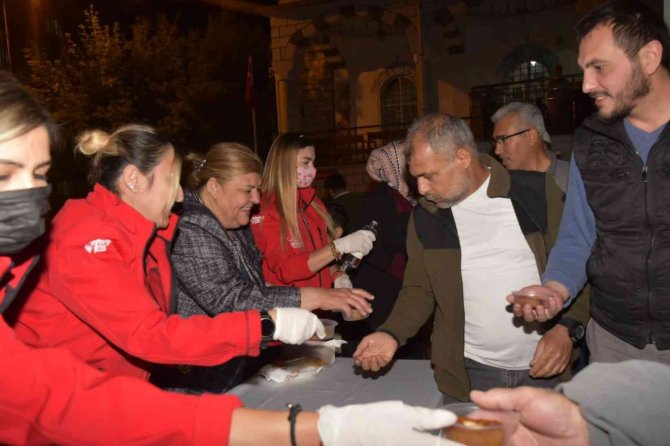 Ceyhan’da Teravih Sonrası Cemaate Tatlı İkramı