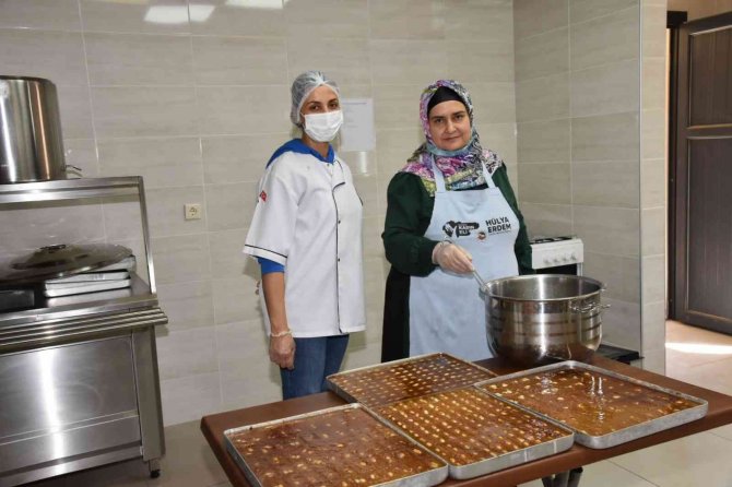 Ceyhan’da Teravih Sonrası Cemaate Tatlı İkramı