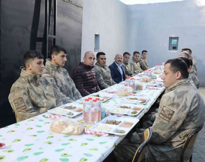 Vali Varol, Ağrı Dağı Eteklerinde Görev Yapan Askerlerle İftar Yaptı