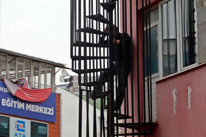 Pansiyonda Çıkan Yangında Yarım Kalmış Yangın Merdiveninde Mahsur Kaldı