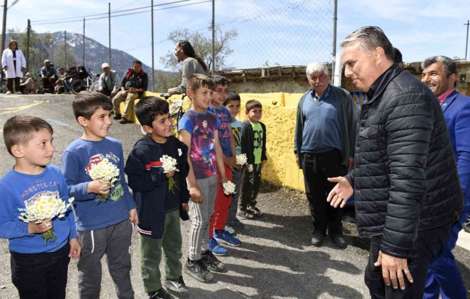 Yangından Etkilenen Bölgelere Fidan Dağıtımında Duygu Dolu Anlar