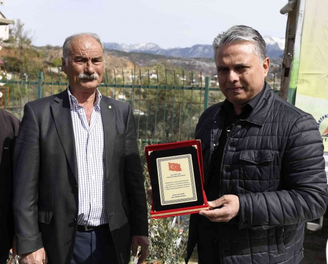 Yangından Etkilenen Bölgelere Fidan Dağıtımında Duygu Dolu Anlar
