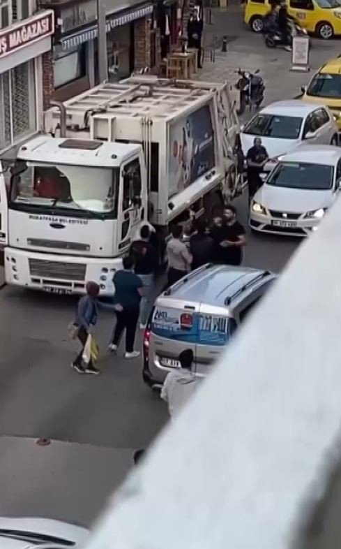 Antalya’da Yol Verme Yüzünden Çıkan Kavgada Tekme Ve Yumruklar Havada Uçtu