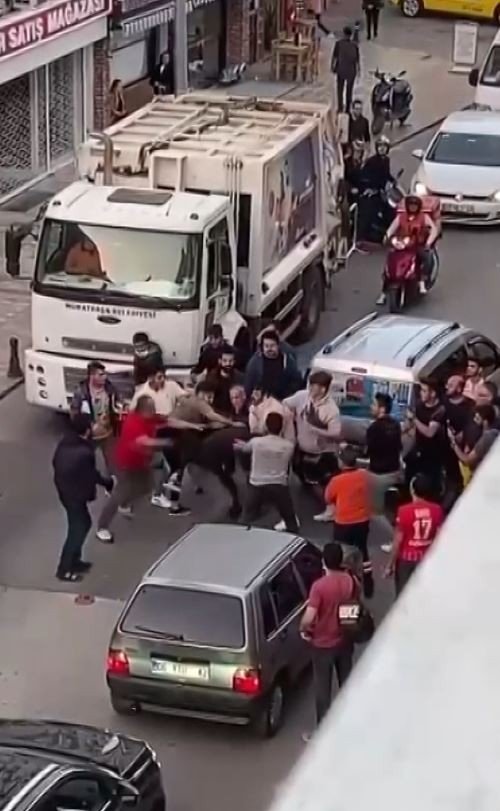 Antalya’da Yol Verme Yüzünden Çıkan Kavgada Tekme Ve Yumruklar Havada Uçtu