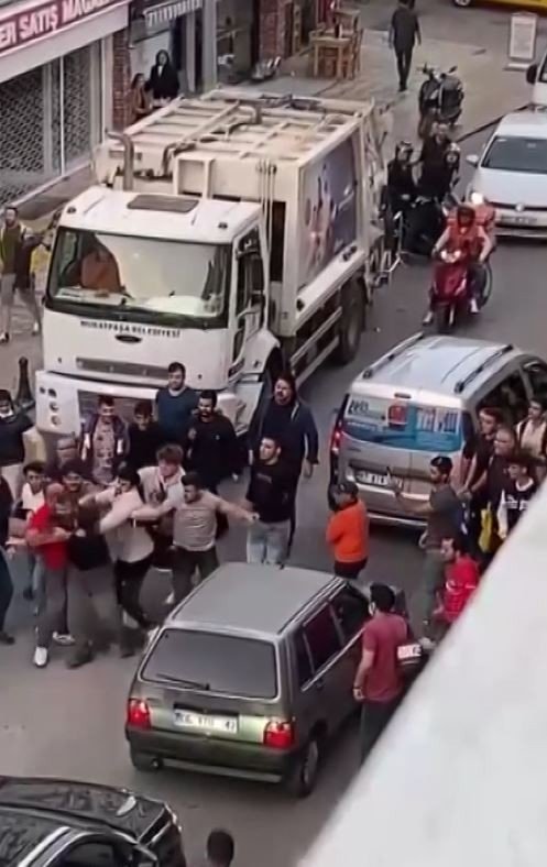Antalya’da Yol Verme Yüzünden Çıkan Kavgada Tekme Ve Yumruklar Havada Uçtu