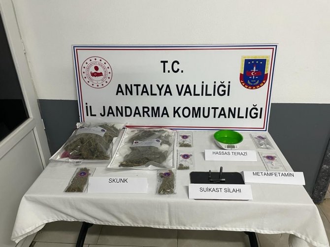 Uyuşturucu Tacirlerinin Üzerinde Suikast Tabancası Ele Geçirildi