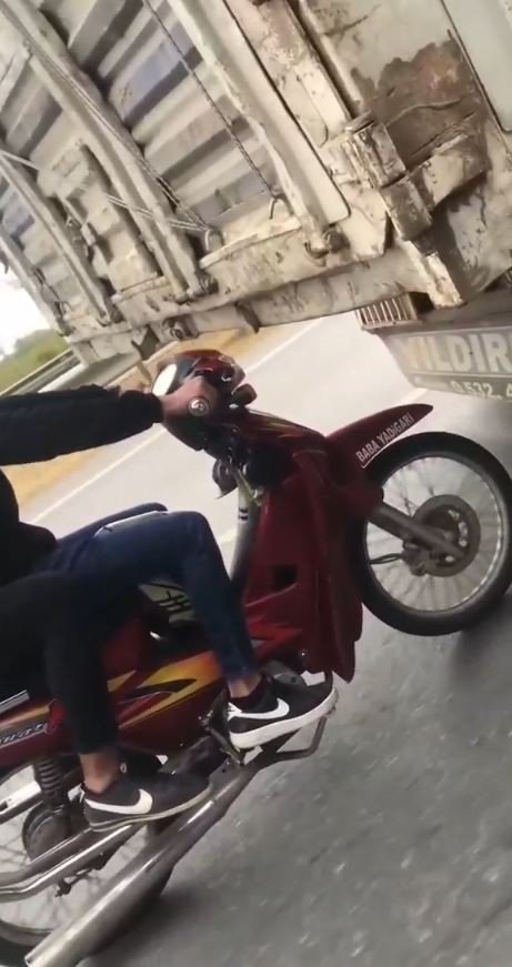 Antalya’da Motosikletli Gençlerden Yürekleri Ağza Getiren Hareket