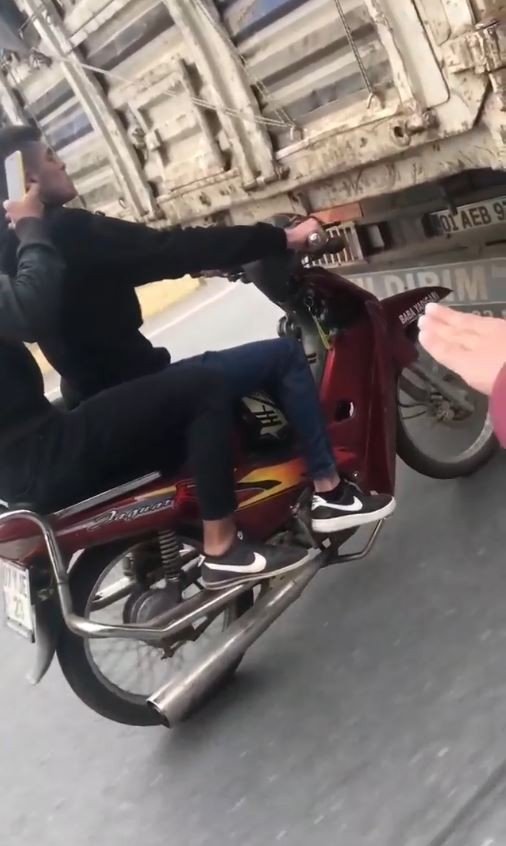 Antalya’da Motosikletli Gençlerden Yürekleri Ağza Getiren Hareket