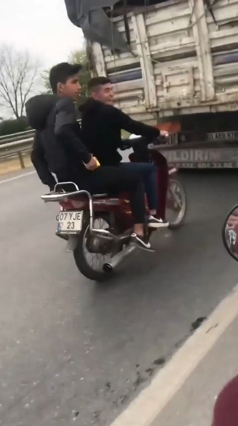 Antalya’da Motosikletli Gençlerden Yürekleri Ağza Getiren Hareket