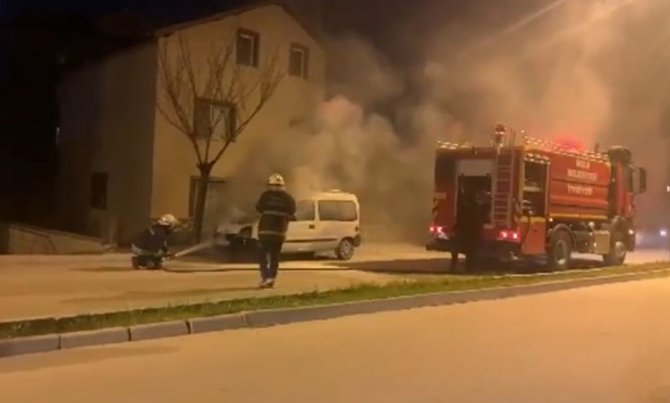 Park Halindeyken Yanan Araçta Hasar Oluştu
