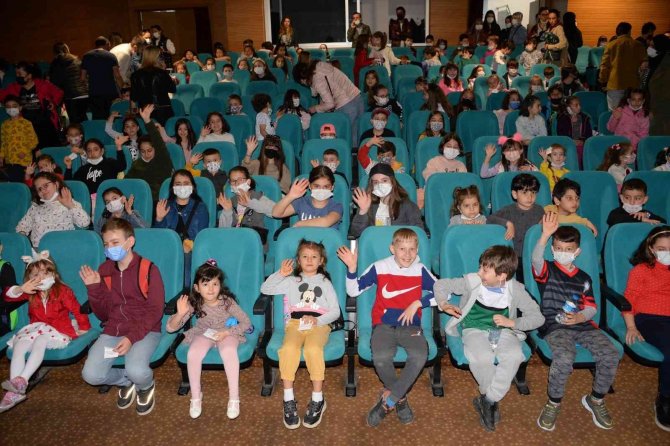 Çocuklar ’Enos Ve İ̇o’yu Hayranlıkla İzledi