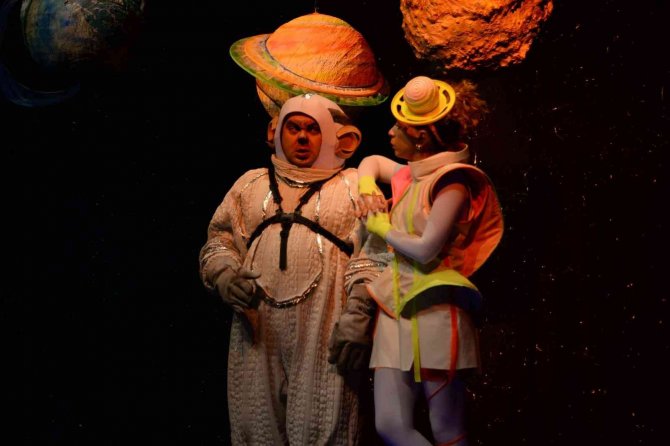 Çocuklar ’Enos Ve İ̇o’yu Hayranlıkla İzledi