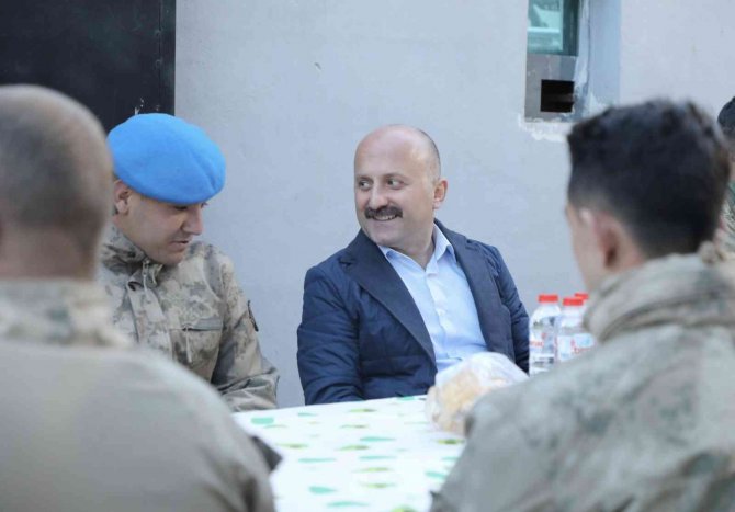 Vali Varol, Ağrı Dağı Eteklerinde Görev Yapan Askerlerle İftar Yaptı