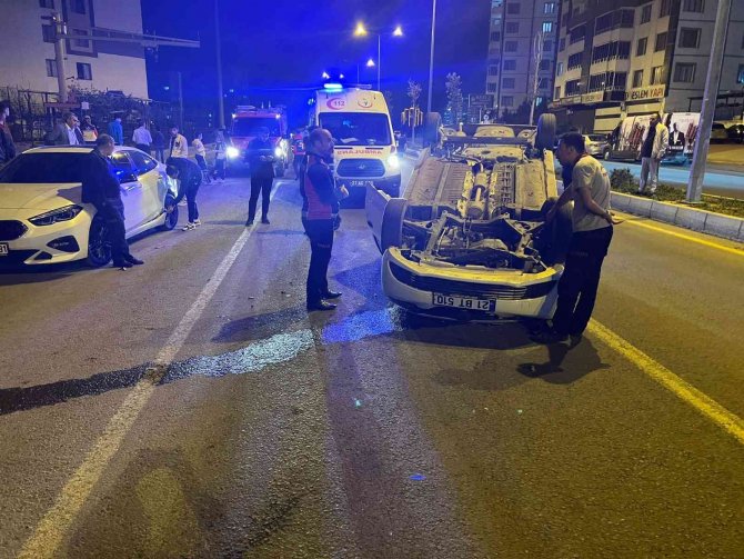 Diyarbakır’da Kavşakta Kontrolü Kaybedilen Otomobil Takla Attı