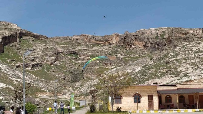 Tarihi Hasuni Mağaralarında Yamaç Paraşütü