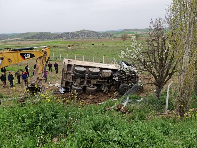 Taş Yüklü Kamyon Çarpıştığı Aracın Üzerine Devrildi: 1 Ölü, 2 Yaralı