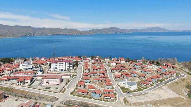 Depremin Merkez Üssünde Vatandaşlar Evlerine Kavuşmanın Mutluluğunu Yaşıyor