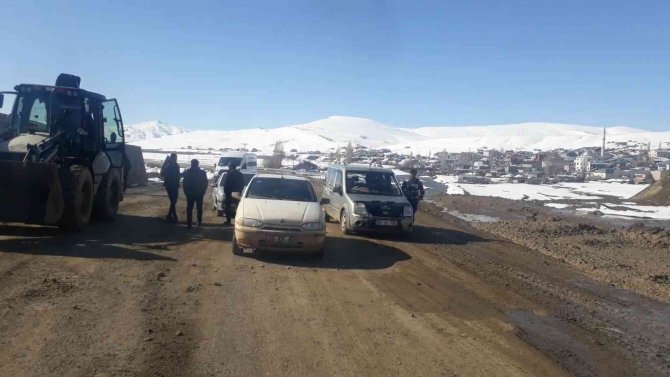 Erzurum-tekman Karayolu Heyelan Nedeniyle Ulaşıma Kapandı