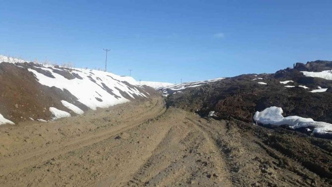 Erzurum-tekman Karayolu Heyelan Nedeniyle Ulaşıma Kapandı