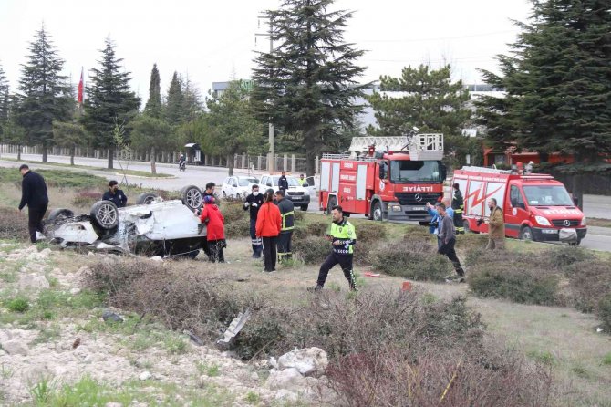 Karayolunda Kontrolden Çıkan Otomobil Takla Attı: 6 Yaralı