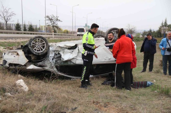 Karayolunda Kontrolden Çıkan Otomobil Takla Attı: 6 Yaralı