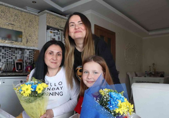 Samsunlu Aile Savaş Mağduru Anne Ve Kızına Evlerinin Kapılarını Açtı