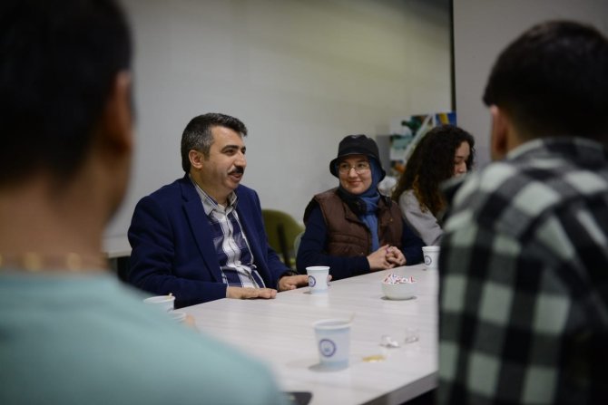 Uyumayan Kütüphane Sahurda Da Dopdolu