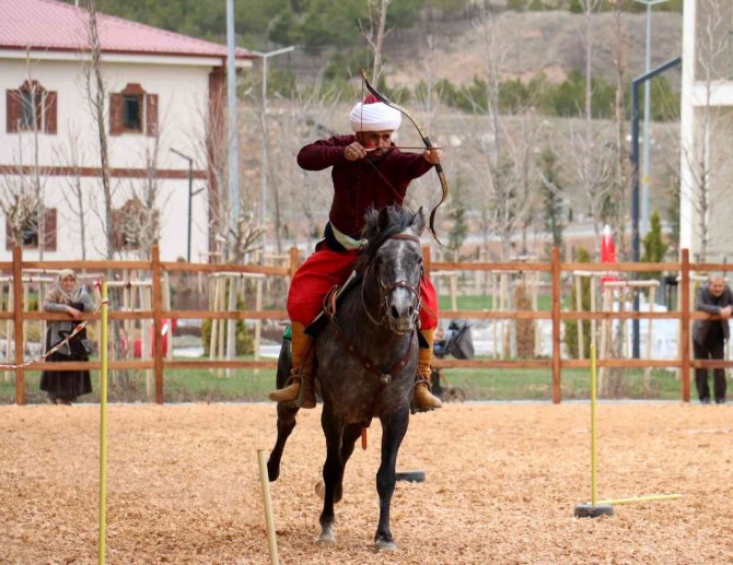 Açılışa Gün Sayan Hamidiye Kültür Bahçesi’nde Atlı Okçuluk Gösterisi İlgi Gördü