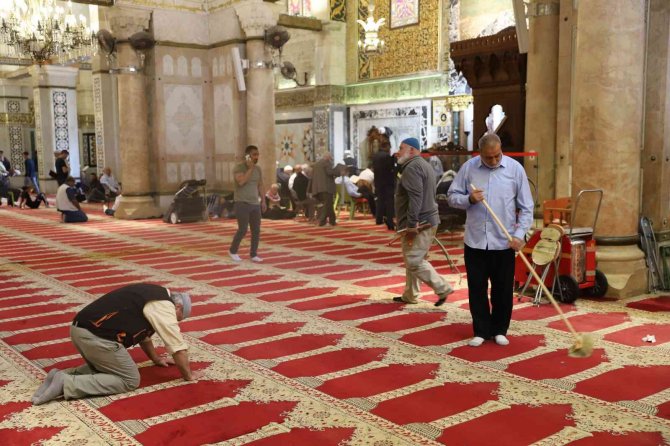 İ̇srail Güçlerinin Saldırıları Sonrası Mescid-i Aksa’da Temizlik Yapıldı