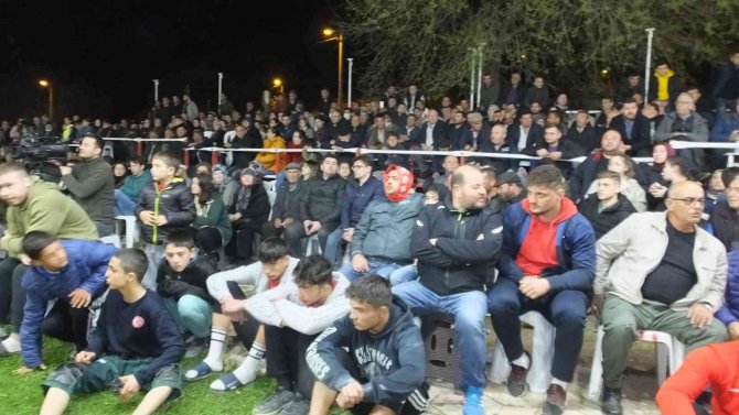 Balıkesir’de Geleneksel Gece Güreşlerine 200 Pehlivan Katıldı
