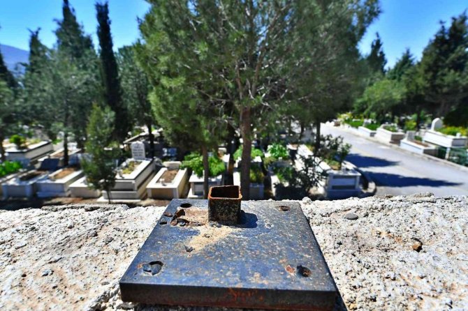 İ̇zmir’de Son 3 Ayda Mezarlıklara Verilen Zararın Faturası 250 Bin Lira