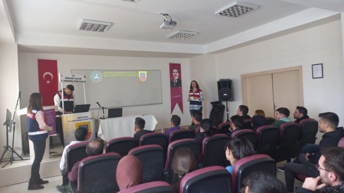 Jandarma, Öğrenci Ve Öğretmenleri Siber Suçlara Karşı Bilgilendirdi