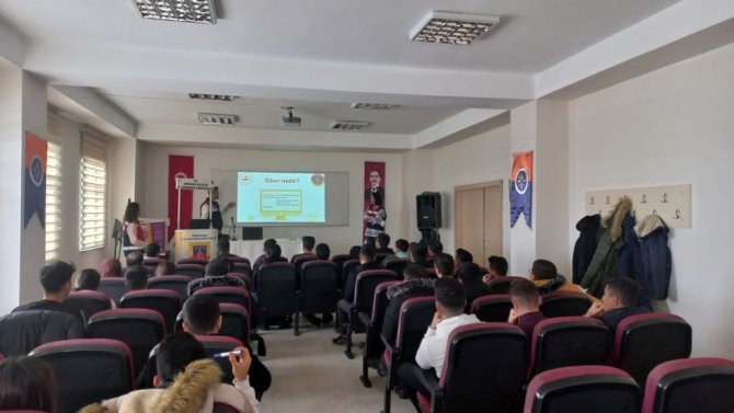 Jandarma, Öğrenci Ve Öğretmenleri Siber Suçlara Karşı Bilgilendirdi