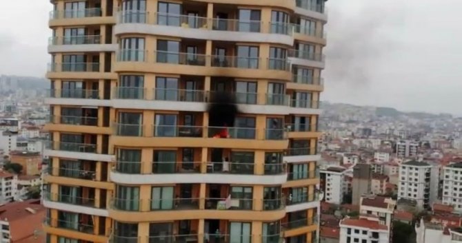 Kartal’da 34 Katlı Bir Binanın 21’inci Katında Bilinmeyen Bir Nedenle Yangın Çıktı. Olay Yerine Çok Sayıda İtfaiye Ve Sağlık Ekibi Sevk Edildi.