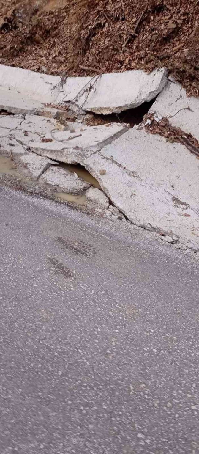 Kastamonu’da Çöken Köy Yolu Ulaşıma Kapandı