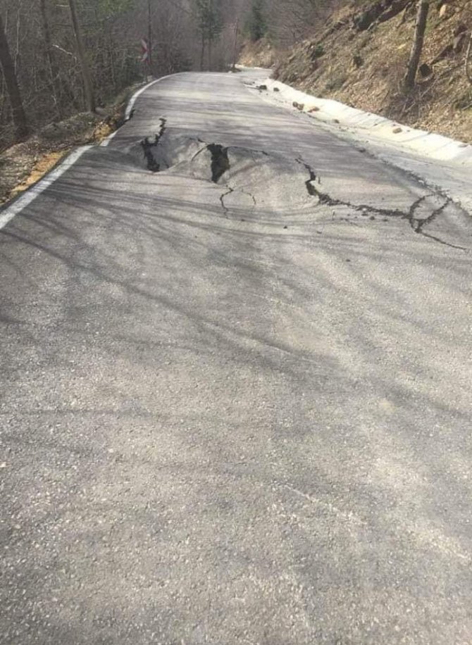 Kastamonu’da Çöken Köy Yolu Ulaşıma Kapandı