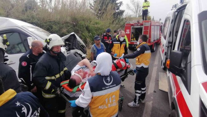 Turistleri Taşıyan Tur Minibüsü Şarampole Yuvarlandı: 13 Yaralı