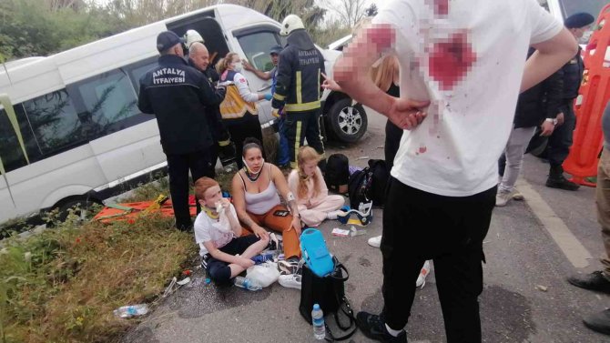 Turistleri Taşıyan Tur Minibüsü Şarampole Yuvarlandı: 13 Yaralı