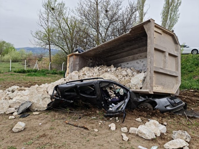 Taş Yüklü Kamyon Çarpıştığı Aracın Üzerine Devrildi: 1 Ölü, 2 Yaralı