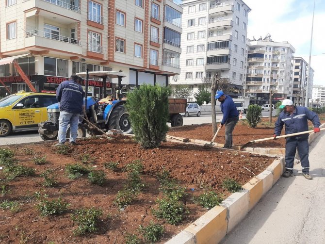 Kilis’teki Park Ve Refüjlerde Yaz Hazırlığı