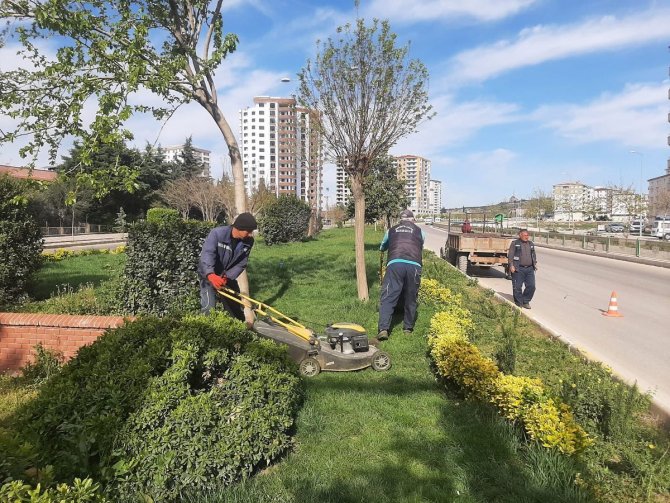 Kilis’teki Park Ve Refüjlerde Yaz Hazırlığı