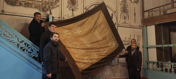 Köylüler Kendilerine Emanet Edilen Yüzlerce Yıllık Sancağa Gözü Gibi Bakıyor