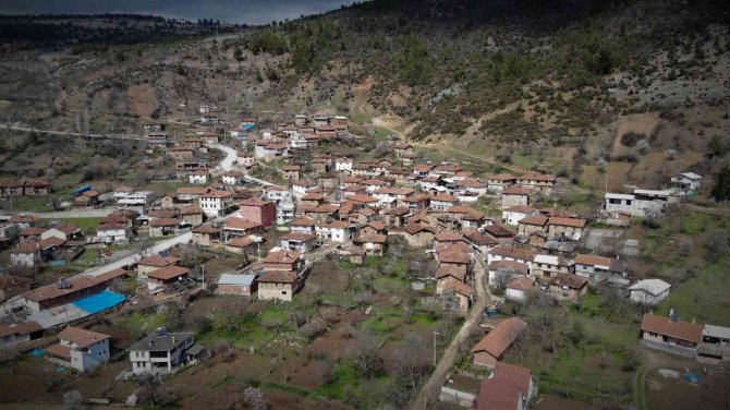 Köylüler Kendilerine Emanet Edilen Yüzlerce Yıllık Sancağa Gözü Gibi Bakıyor