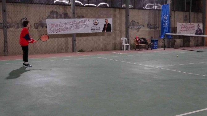 Anneler Kortta Çocukları Sahada
