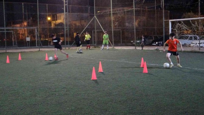 Anneler Kortta Çocukları Sahada