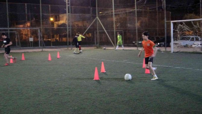Anneler Kortta Çocukları Sahada