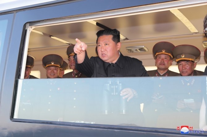 Kuzey Kore: "Kim Jong Un Gözetiminde Yeni Bir Füze Denemesi Gerçekleştirildi"